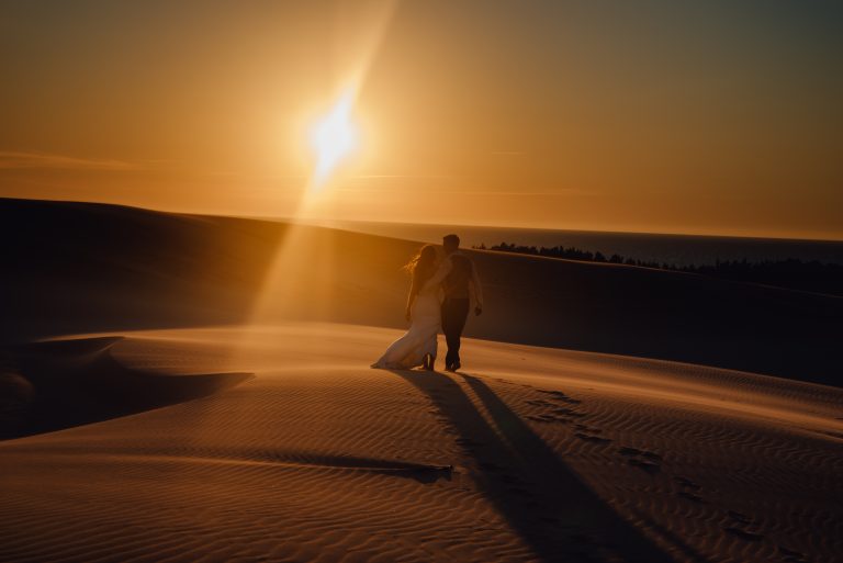 sesja ślubna nad morzem. Słowiński Park Narodowy o zachodzie słońca