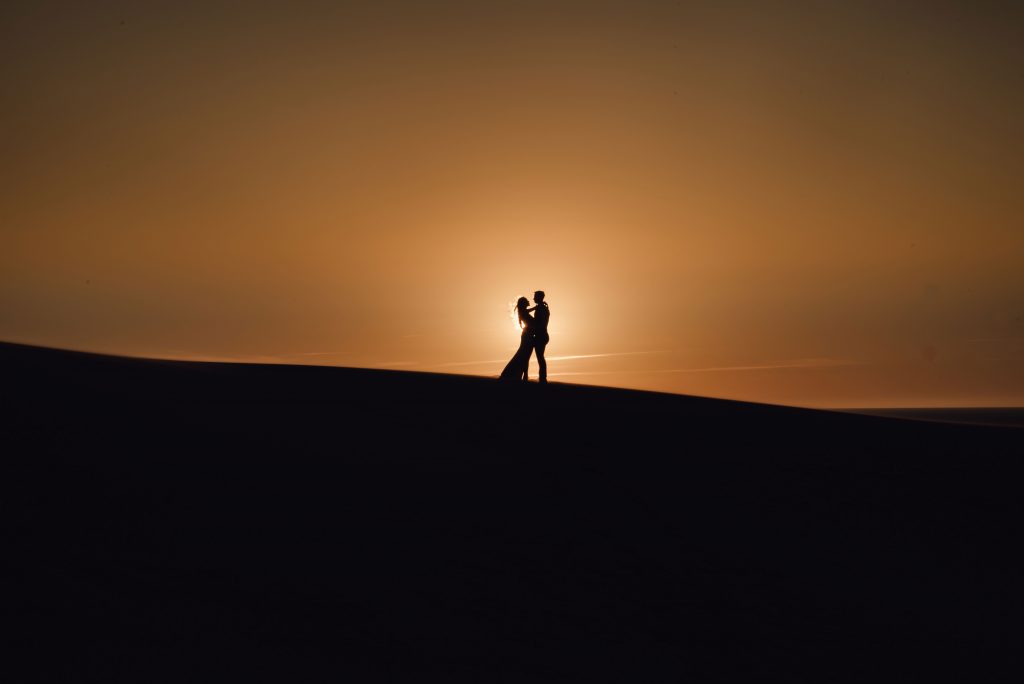 sesja ślubna na wydmach nad morzem łeba para młoda zachód słońca